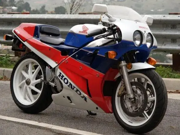 Honda-RC-30-right-side-angle-view1-600x450.webp
